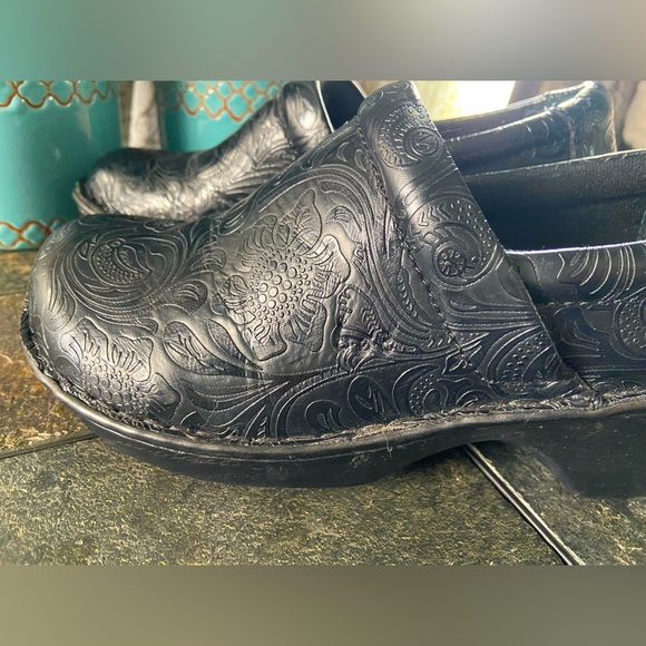 B.O..C. EUC embossed floral clogs. Marked 7M but fit like a 6M with socks on. - Picture 5 of 7